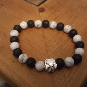 Bracelet patte de chien avec perles de howlite et pierre de lave naturelles