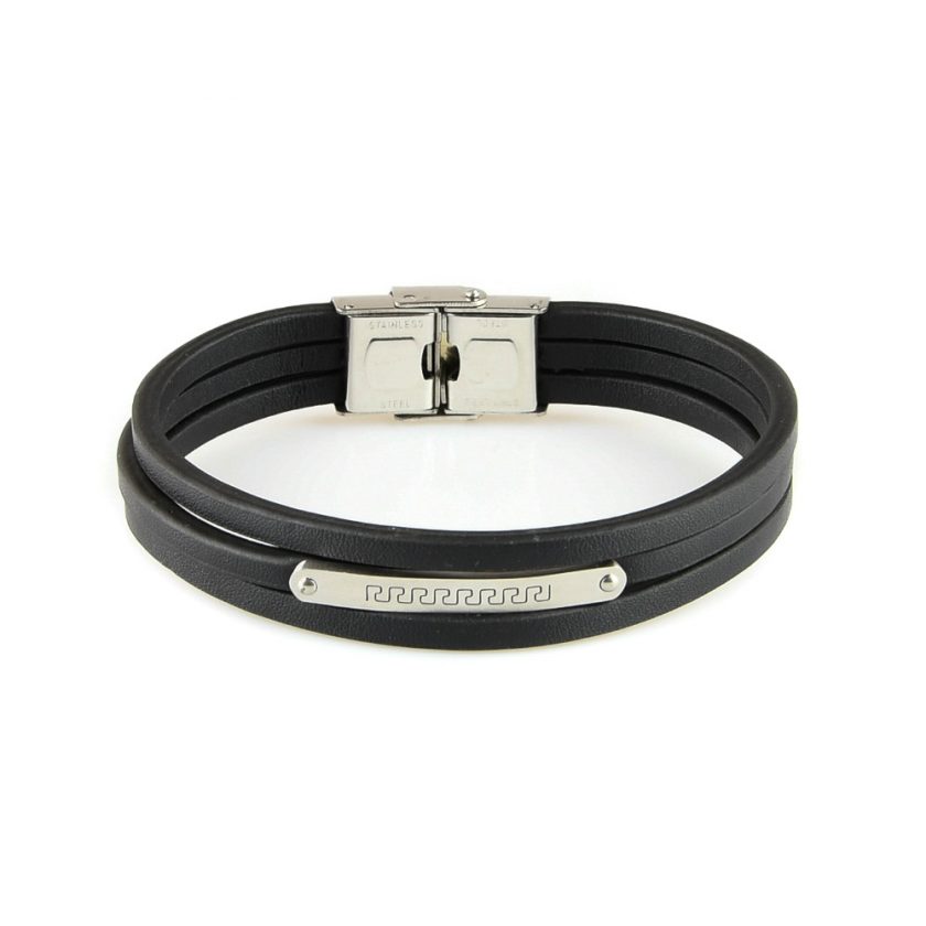 Bracelet pour homme constitué de trois lanières en cuir noir et d'une fine plaque en acier inoxydable avec motifs.