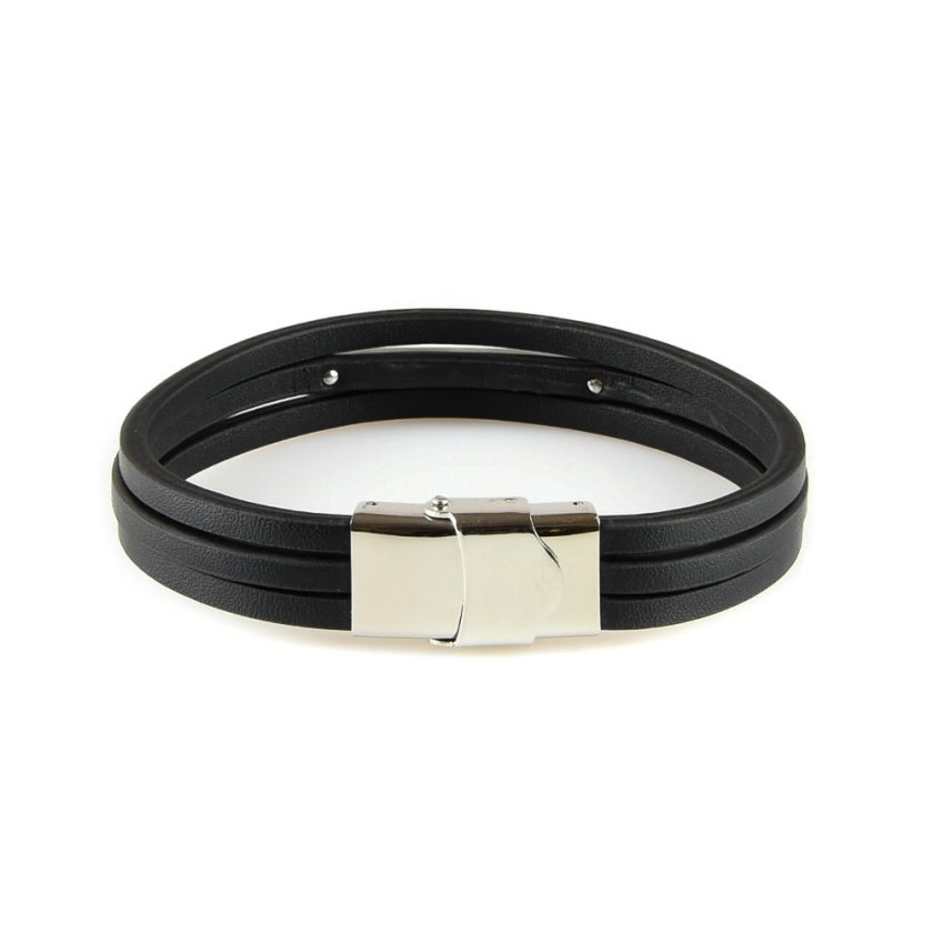 Bracelet pour homme constitué de trois lanières en cuir noir et d'une fine plaque en acier inoxydable avec motifs.