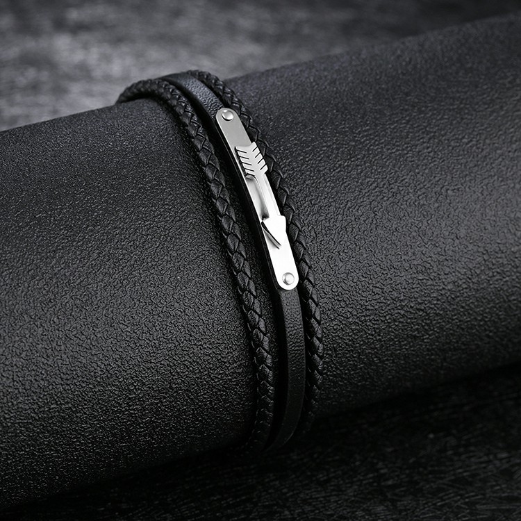 Bracelet pour homme en cuir noir et plaque en acier inoxydable avec une flèche