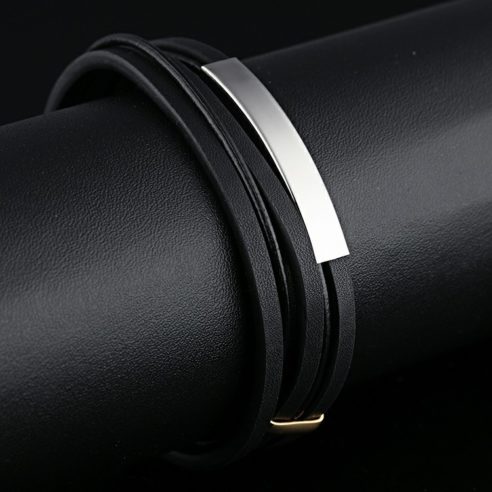 Bracelet en cuir noir avec fine plaque en acier inoxydable