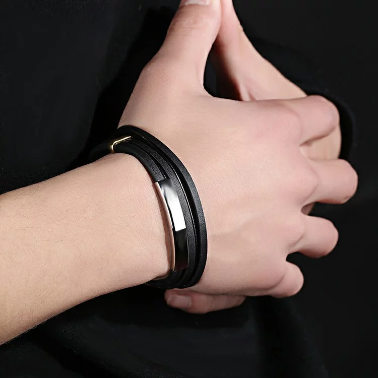 Bracelet en cuir noir avec fine plaque en acier inoxydable