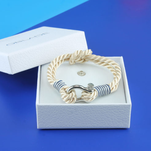 Bracelet en coton beige avec nœud de huit et manille en acier inoxydable