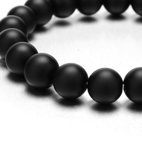 Bracelet pour homme composé d'une élégante tête de bouddha et de perles d'onyx mat.