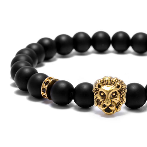 Bracelet pour homme composé d'une élégante tête de lion de couleur or et de perles d'agate mate.