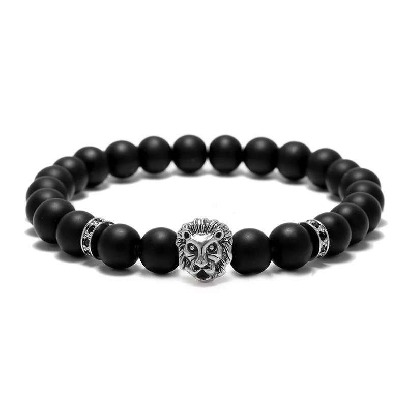 Bracelet pour homme composé d'une élégante tête de lion de couleur argent et de perles d'agate mate.