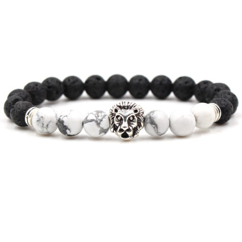 Bracelet pour homme composé d'une élégante tête de lion couleur argent, de perles de pierre de lave et de perles de howlite.