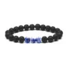 Bracelet pour homme composé de perles de pierre de lave et de trois perles de sodalite.