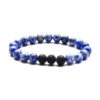 Bracelet pour homme composé de perles de sodalite et de trois perles de pierre de lave.