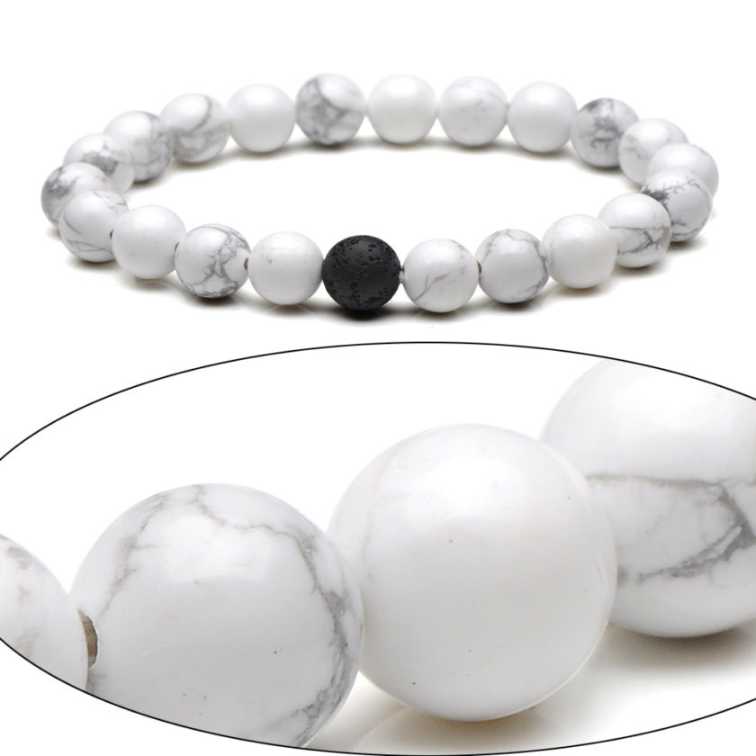 Bracelet pour homme composé de perles de howlite et d'une perle de pierre de lave.