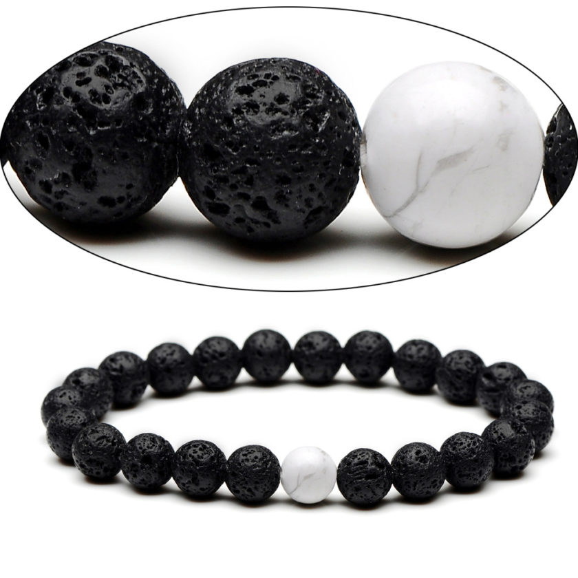 Bracelet pour homme composé de perles de pierre de lave et d'une perle de howlite.