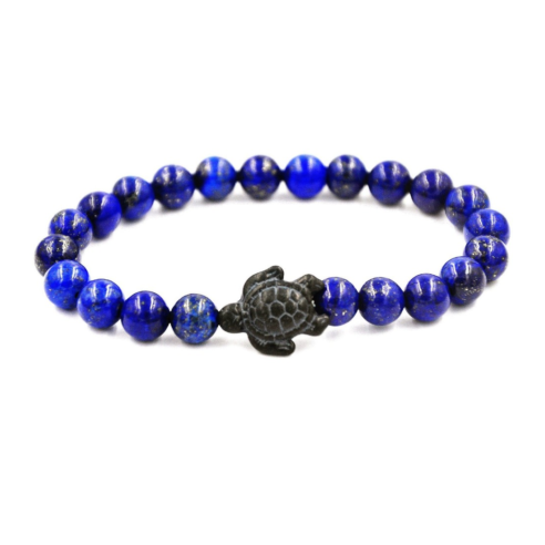 Bracelet pour homme avec une tortue en métal noire et des perles lapis lazuli.
