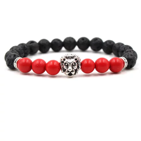 Bracelet pour homme composé d'une élégante tête de lion couleur argent, de perles de pierre de lave et de perles de jaspe rouge.