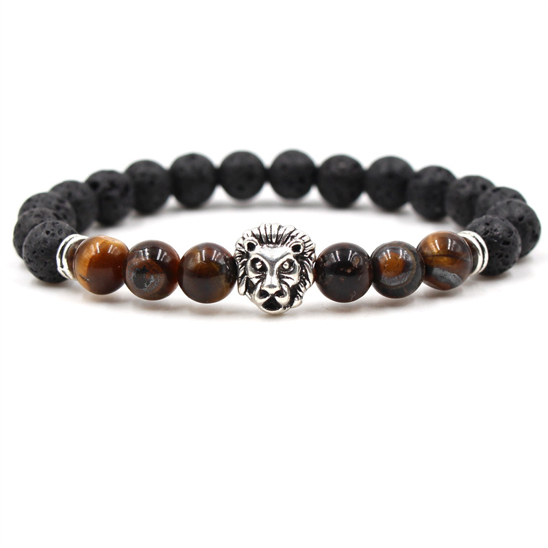 Bracelet pour homme composé d'une élégante tête de lion couleur argent, de perles de pierre de lave et de perles œil de tigre.