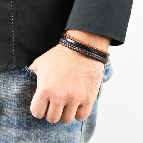 Bracelet en cuir pour homme avec deux lanières de cuir tressé marron foncé et clair, et une lanière de cuir lisse noir au centre.