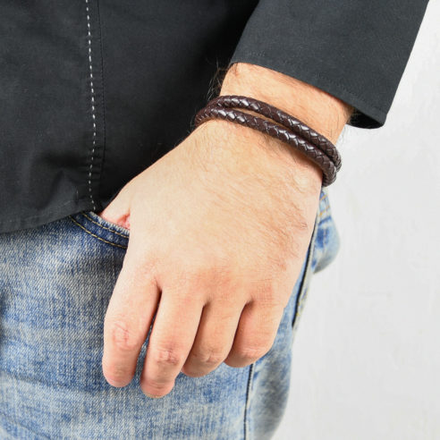 Bracelet pour homme composé de deux lanières de cuir marron tressé.