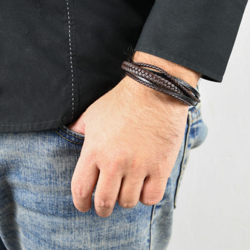 Bracelet pour homme composé de trois lanières de cuir marron tressé et de deux lanières de cuir noir lisse.