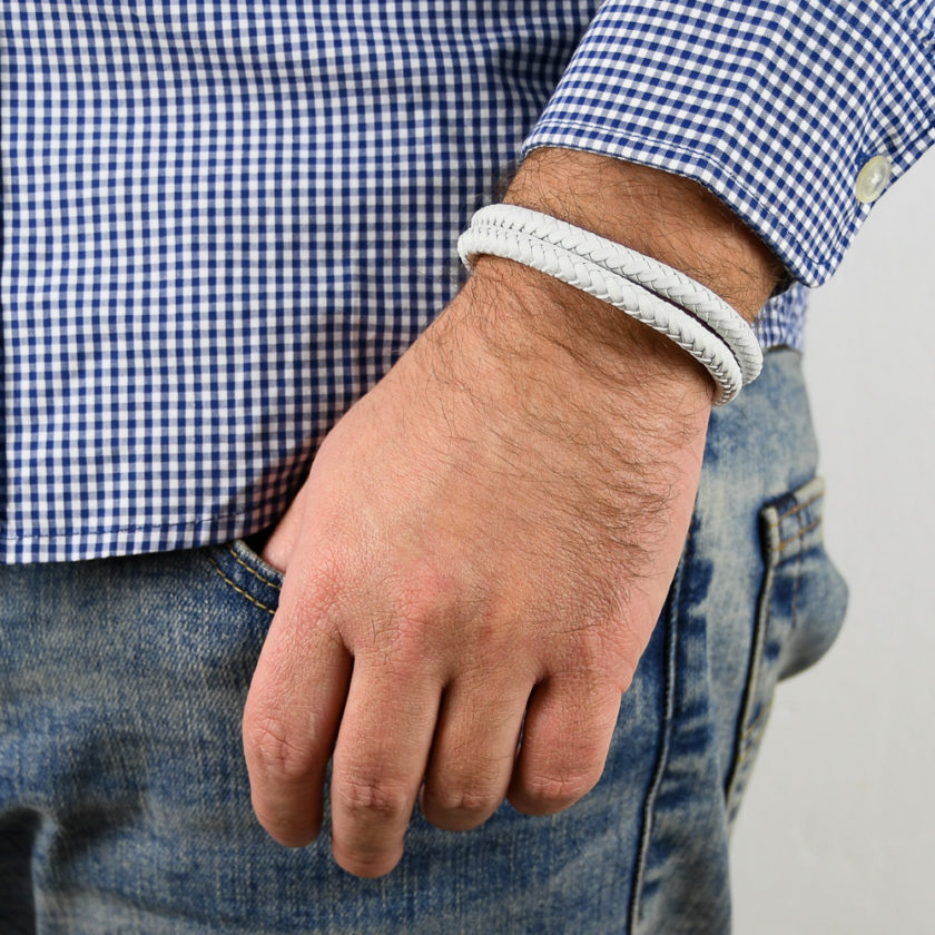 Bracelet pour homme composé de deux lanières de cuir blanc tressé.