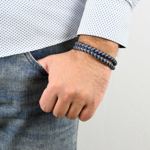 Bracelet pour homme composé de deux lanières de cuir bleu et gris tressé.