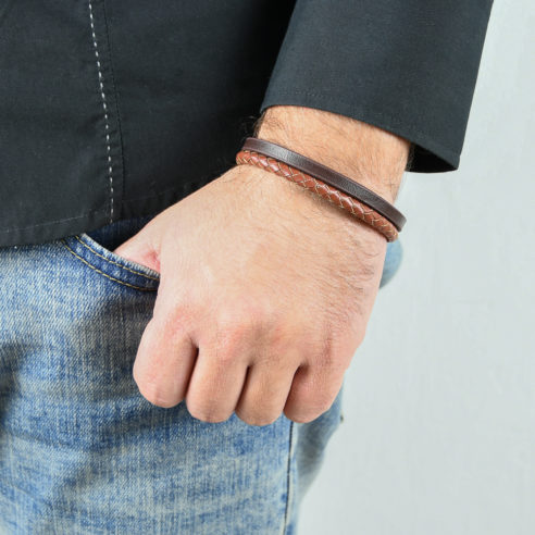 Bracelet en cuir pour homme avec une lanière en cuir tressé marron clair et une en cuir lisse marron foncé.