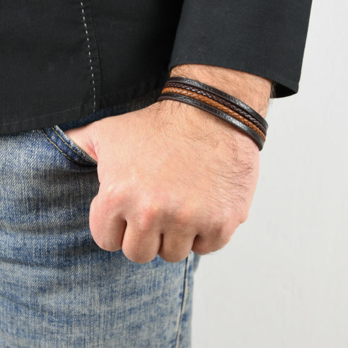Bracelet en cuir pour homme avec deux lanières de cuir tressé marron foncé et clair, et deux lanières de cuir lisse noir.