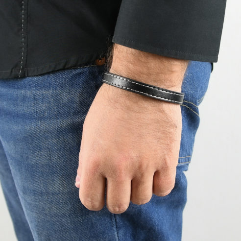 Bracelet pour homme en cuir noir lisse avec deux élégantes coutures blanches tout autour.