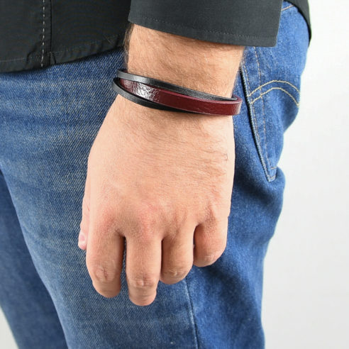 Bracelet pour homme composé d'une lanière de cuir bordeaux et de deux lanières de cuir noir.