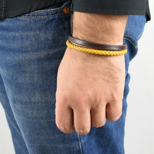 Bracelet en cuir pour homme avec une lanière en cuir tressée ocre et une en cuir lisse marron.