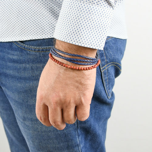 Bracelet pour homme composé de trois lanières de cuir bleu et d'une de pierres d'agate feu naturelles.