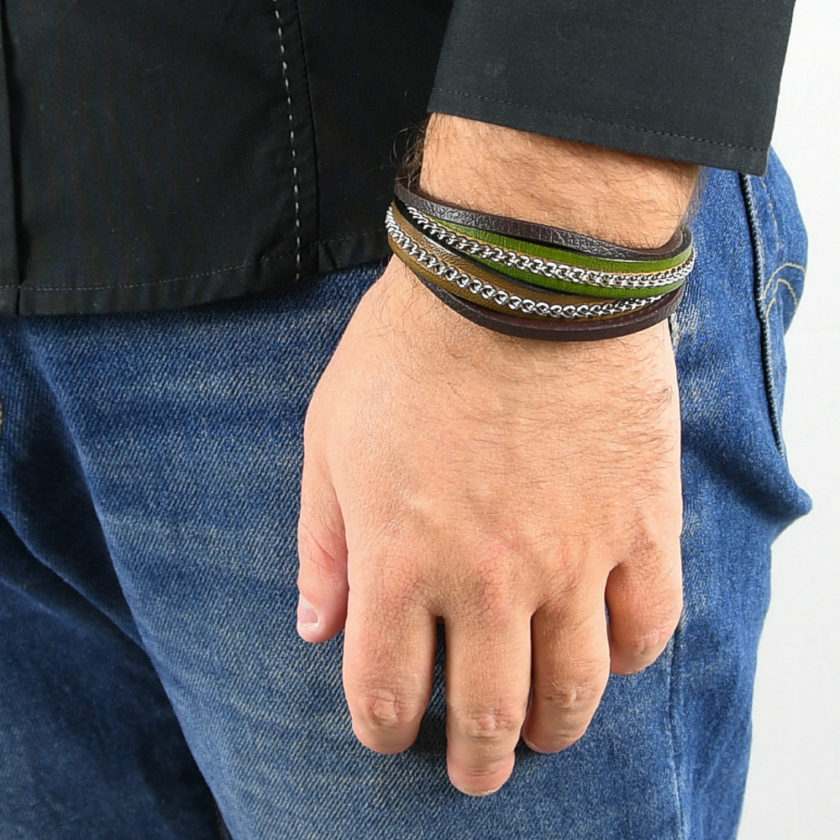 Bracelet pour homme composé de deux lanières de cuir marron et vert ornées d'une chaîne en acier, et de deux lanières fines de cuir marron.