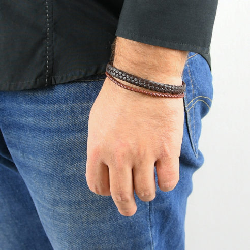 Bracelet pour homme composé de deux lanières de cuir marron tressé, une fine et une plus large.
