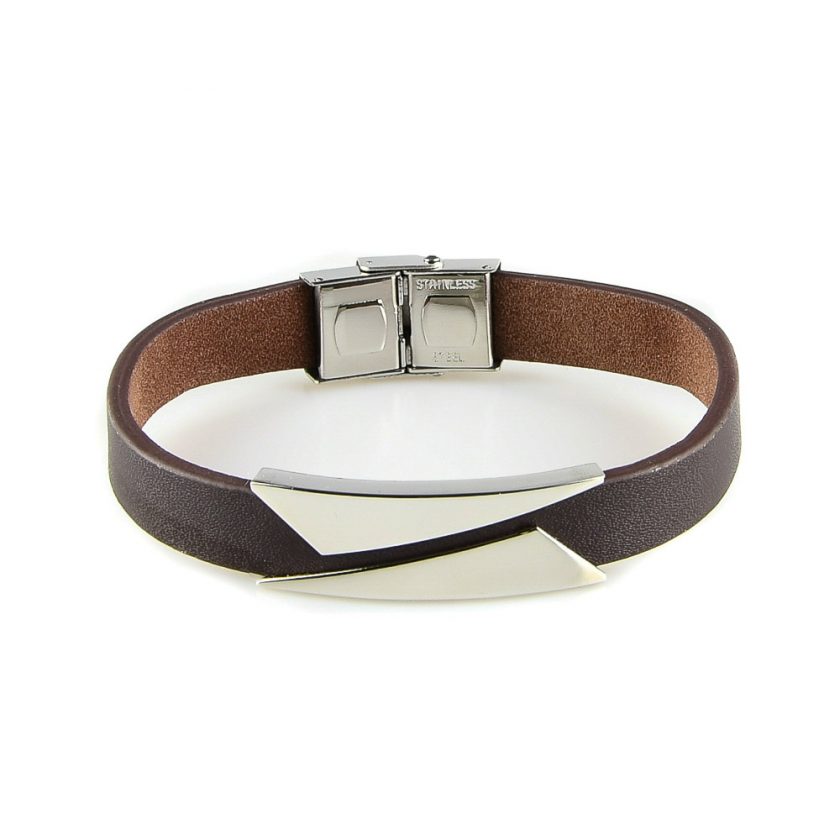 Bracelet pour homme composé d'une lanière de cuir marron et de deux élégantes plaques en acier inoxydable.