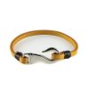 Bracelet pour homme composé d'une lanière de cuir marron clair et d'un élégant fermoir en forme de crochet en acier inoxydable.