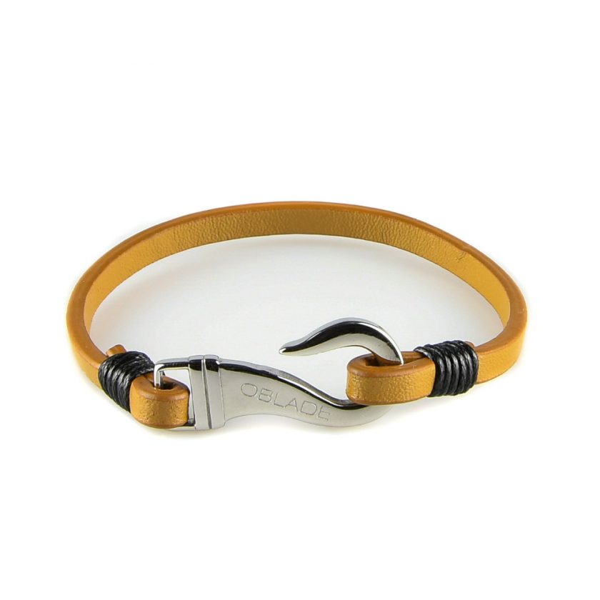 Bracelet pour homme composé d'une lanière de cuir marron clair et d'un élégant fermoir en forme de crochet en acier inoxydable.