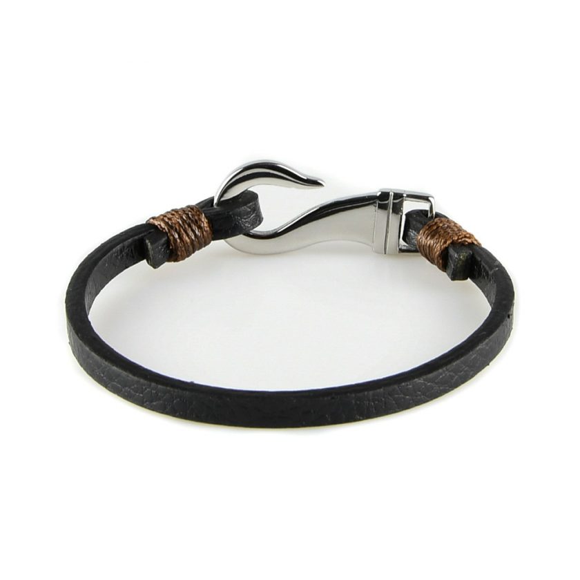 Bracelet pour homme composé d'une lanière de cuir noir et d'un élégant fermoir en forme de crochet en acier inoxydable.