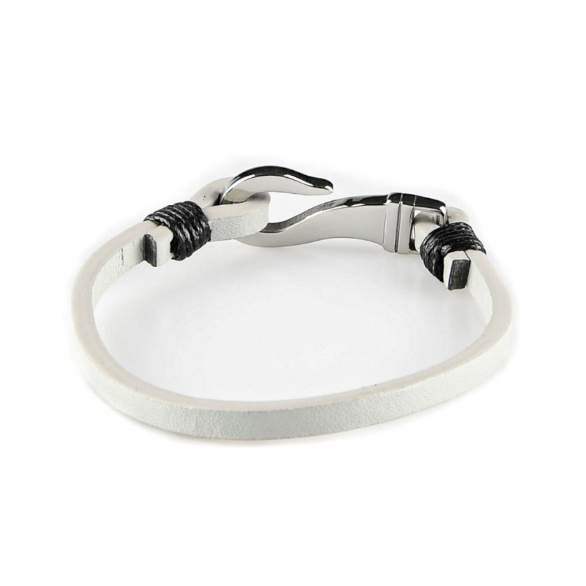 Bracelet pour homme composé d'une lanière de cuir blanc et d'un élégant fermoir en forme de crochet en acier inoxydable.