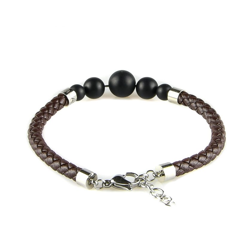 Bracelet pour homme en cuir marron tressé et avec cinq perles d'onyx mate noir.