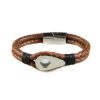 Bracelet pour homme en cuir marron tressé avec une poulie de couleur argent et des cordages noirs de part et d'autre.