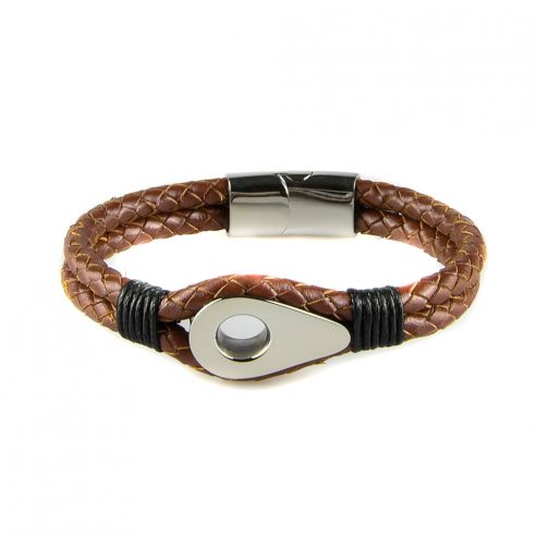 Bracelet pour homme en cuir marron tressé avec une poulie de couleur argent et des cordages noirs de part et d'autre.