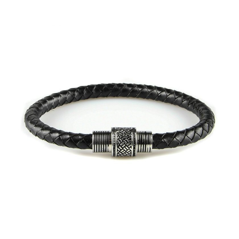 Bracelet pour homme en cuir tressé noir.