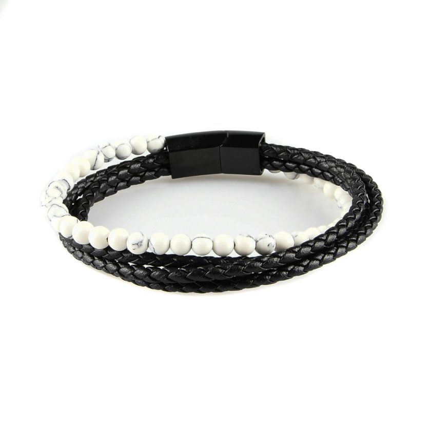 Bracelet en cuir pour homme composé de trois lanières de cuir noir et d'une de perles de howlite naturelles.