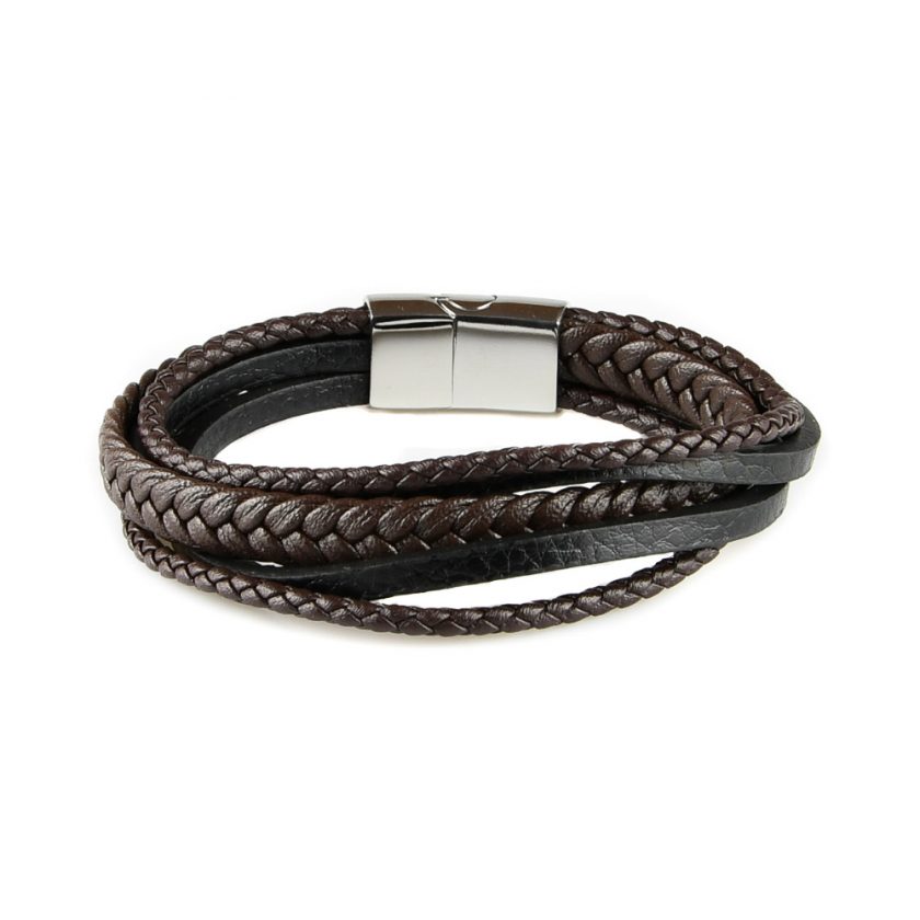 Bracelet pour homme composé de trois lanières de cuir marron tressé et de deux lanières de cuir noir lisse.