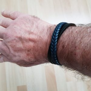 Bracelet de cuir bleu tressé et noir lisse