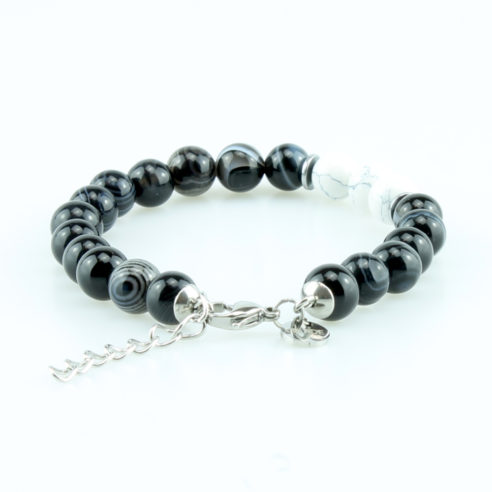 Bracelet pour homme composé de perles d'agate noires rayées et de trois pierres de howlite naturelles.