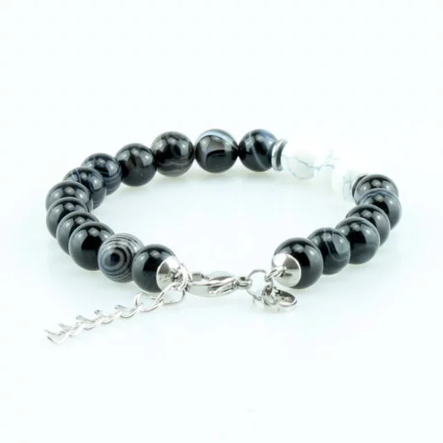 Bracelet pour homme composé de perles d'agate noires rayées et de trois pierres de howlite naturelles.