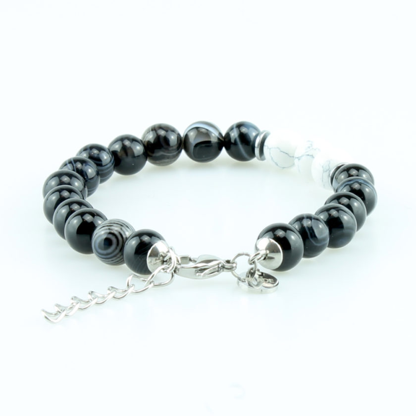 Bracelet pour homme composé de perles d'agate noires rayées et de trois pierres de howlite naturelles.