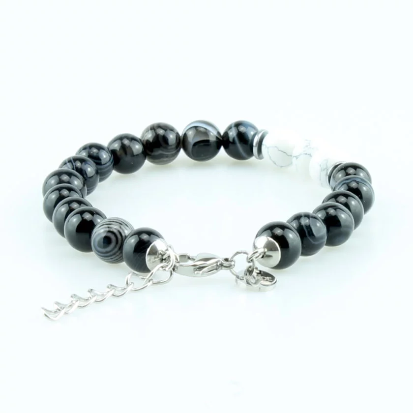 Bracelet pour homme composé de perles d'agate noires rayées et de trois pierres de howlite naturelles.