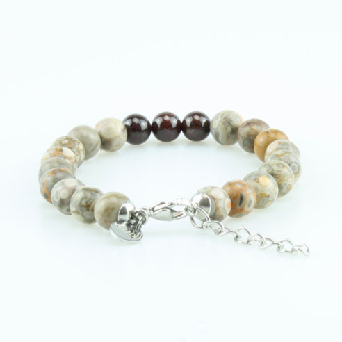 Bracelet pour homme composé de différentes variétés de pierres de jaspe naturelles.