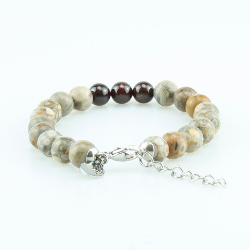 Bracelet pour homme composé de différentes variétés de pierres de jaspe naturelles.