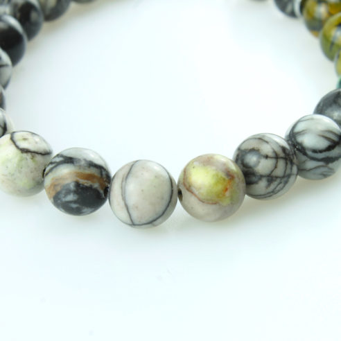 Bracelet pour homme composé de perles d'agate noire striées naturelles.